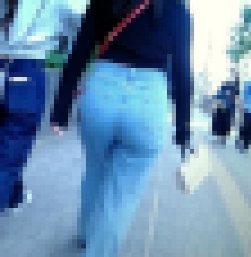 超美爆尻の激カワ美人女子大生がデニムをパンパンに膨らませて歩く姿がイヤらしい　サンプル画像1