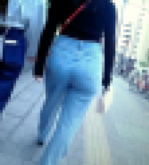 超美爆尻の激カワ美人女子大生がデニムをパンパンに膨らませて歩く姿がイヤらしい　サンプル画像2