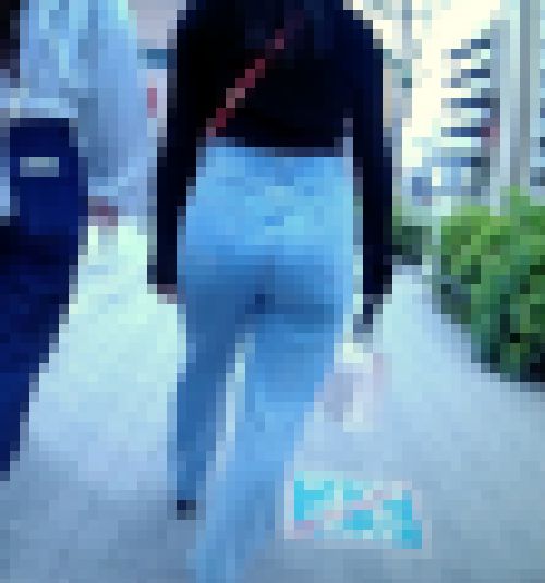 超美爆尻の激カワ美人女子大生がデニムをパンパンに膨らませて歩く姿がイヤらしい　サンプル画像3