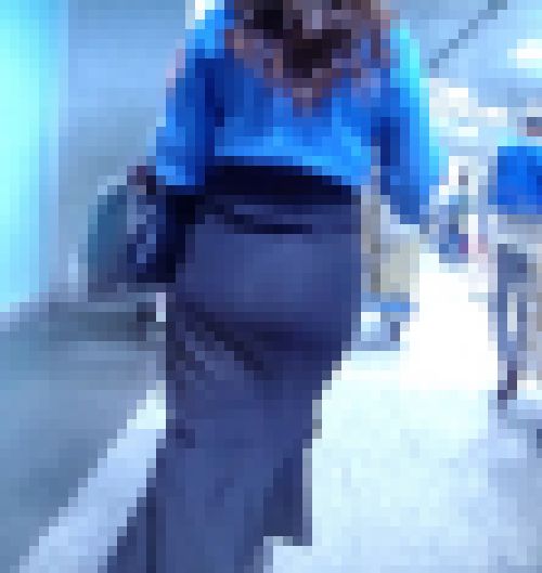 美爆乳で美爆尻のドエロクビレ美女がタイトスカート履いて歩く姿にフル勃起 サンプル画像1