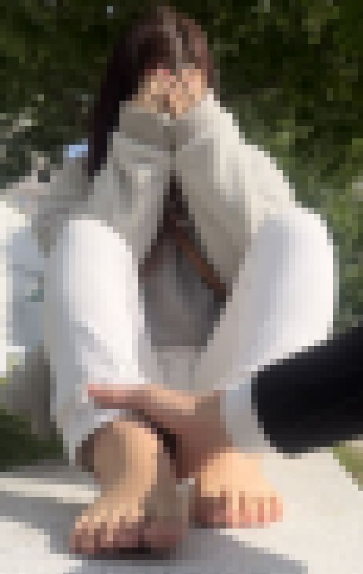 25歳ギャル系女子、24cm激弱足裏くすぐられて大暴れ！3分4秒　サンプル画像1