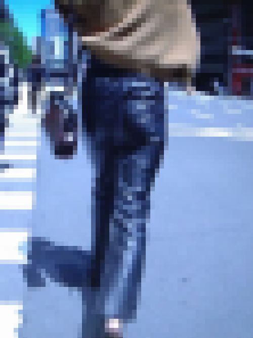 スタイル抜群の美人お姉さんがタイトレザーパンツ履いて美尻ピタピタさせて歩いてるよ サンプル画像1