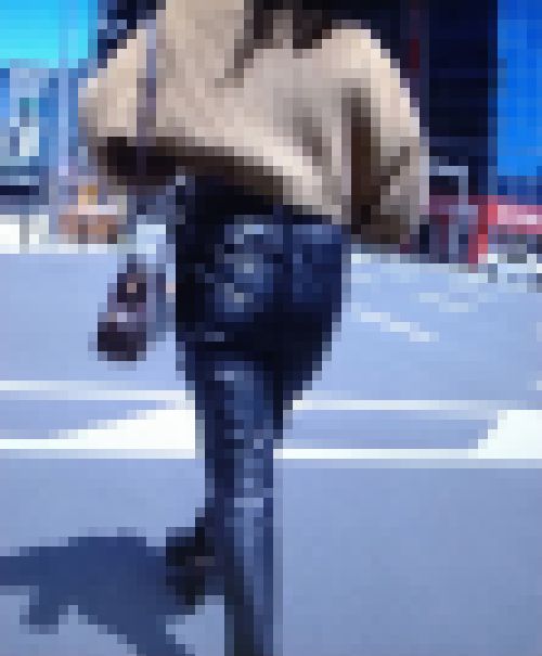 スタイル抜群の美人お姉さんがタイトレザーパンツ履いて美尻ピタピタさせて歩いてるよ サンプル画像3