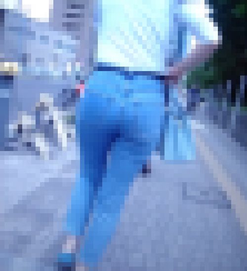 超絶激エロ美巨尻でスキニーデニムを履いた美人お姉さんがイヤらし過ぎてフル勃起　サンプル画像1