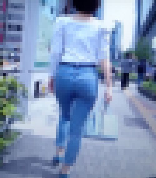 超絶激エロ美巨尻でスキニーデニムを履いた美人お姉さんがイヤらし過ぎてフル勃起　サンプル画像3