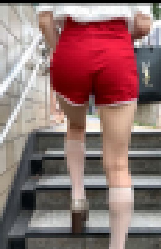 【再販】赤いショートパンツを履き、高身長が特徴のむっちりした太腿をした女性のセクシー階段闊歩シーン【20】　サンプル画像1