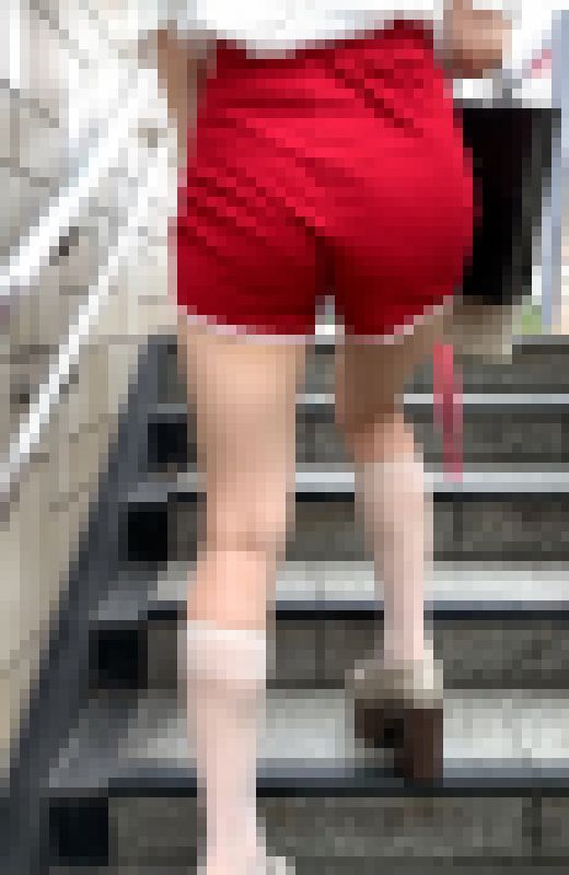 【再販】赤いショートパンツを履き、高身長が特徴のむっちりした太腿をした女性のセクシー階段闊歩シーン【20】　サンプル画像2