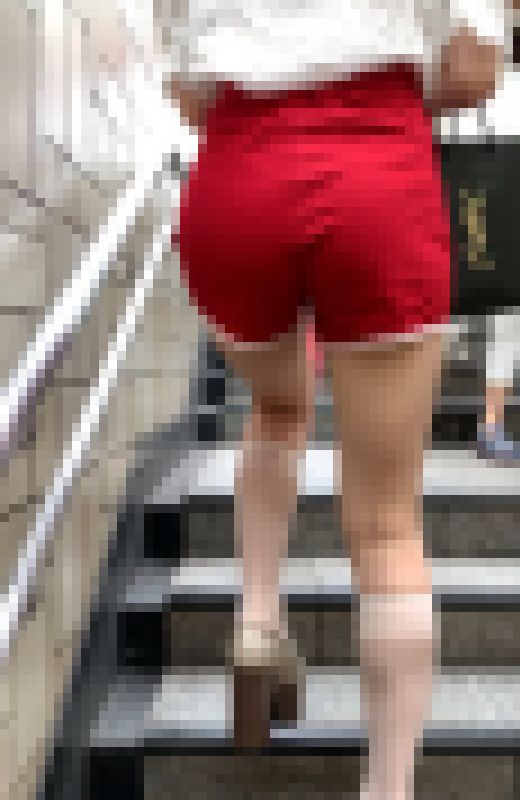 【再販】赤いショートパンツを履き、高身長が特徴のむっちりした太腿をした女性のセクシー階段闊歩シーン【20】　サンプル画像3
