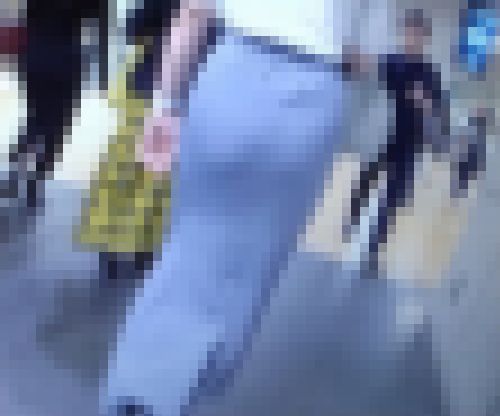 清楚系の美人女子大生がタイトスカート履いて抜群のクビレスタイル見せつけて歩いてるよ　サンプル画像2