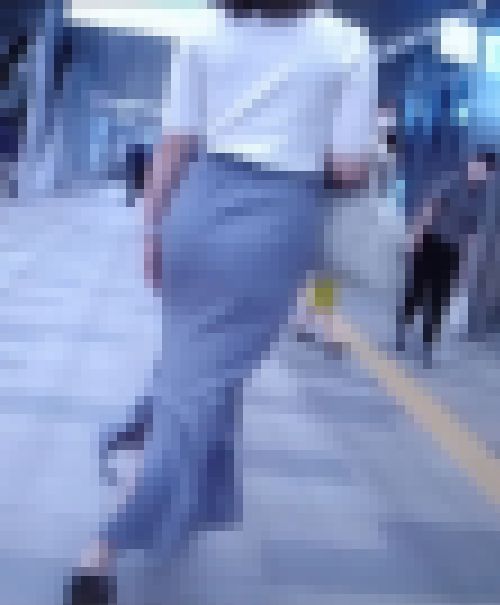 清楚系の美人女子大生がタイトスカート履いて抜群のクビレスタイル見せつけて歩いてるよ　サンプル画像3