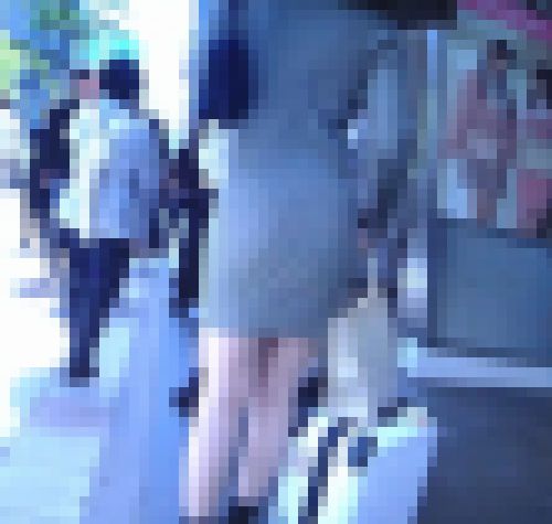 タイトワンピを着たスタイル抜群の美人お姉さんがカラダのラインイヤらしく出して歩く姿がエロい　サンプル画像1