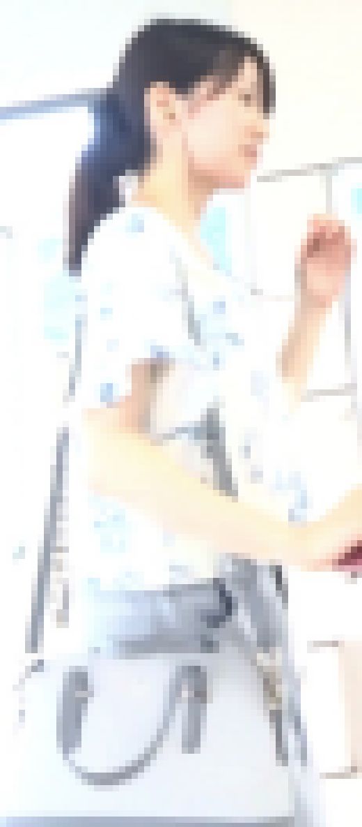 [★新作][★顔出し]パンチラ盗撮 OLさん 食い込み白パンツ超接近撮影　サンプル画像1