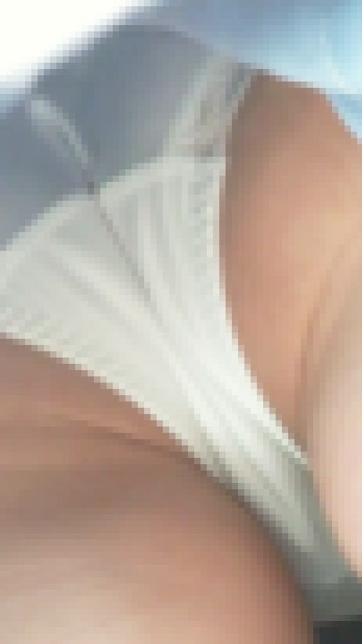 [★新作][★顔出し]パンチラ盗撮 OLさん 食い込み白パンツ超接近撮影　サンプル画像2