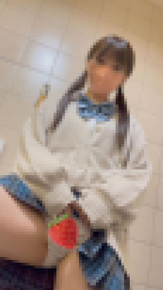 女子校生盗撮日記35　続々・青チェック苺パンツのツインテ女子校生を電車内とトイレ内で盗撮【※カメラ目線撮影バレ　サンプル画像1
