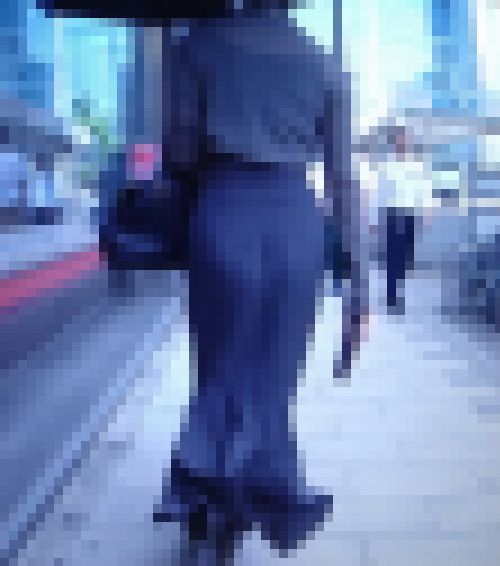 超スーパーハイスペック極上美人お姉さんが極薄タイトスカートモッコリ食い込ませて歩いてるよ　サンプル画像1