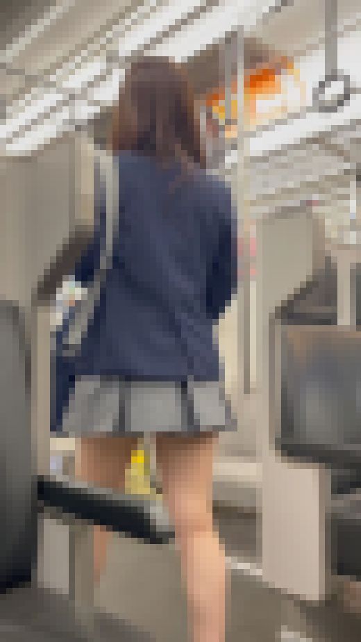 女子校生盗撮日記39 神奈川県激カワ優等生ミニスカ童顔女子校生を電車内で盗撮【※大画面対面撮影バレ】 サンプル画像3
