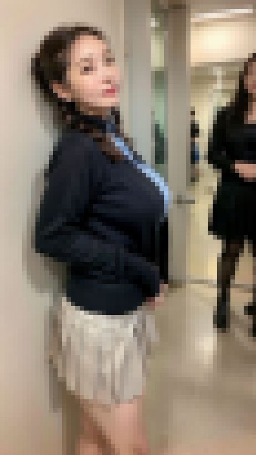 【30代】J●より断然エロい！爆乳ママの制服試着！　サンプル画像1