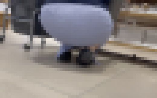 【30代熟女の巨尻】あざとい系熟女　男を誘うニットのタイトスカート巨尻　Tバック透け透けでエロw　サンプル画像1