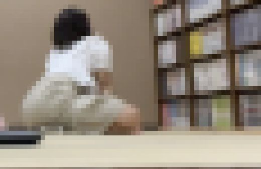 【10代の巨尻】若さあふれるタイトスカート巨尻 漫画に夢中で突き出し巨尻を視○されまくりw 【4K】 サンプル画像3