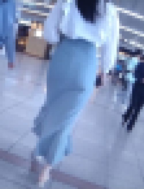 長身清楚系美女がタイトスカート履いて美巨尻強調させて歩く姿がイヤらしい サンプル画像1