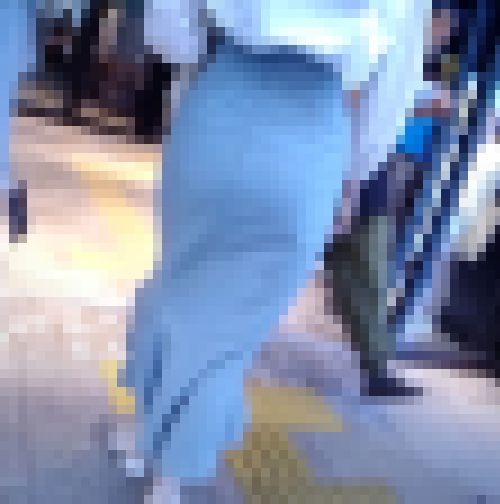 長身清楚系美女がタイトスカート履いて美巨尻強調させて歩く姿がイヤらしい サンプル画像2