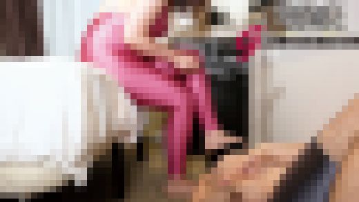 躊躇なくチン玉を潰す!アムのヒール&生足でキョーレツ過ぎる顔踏み サンプル画像3