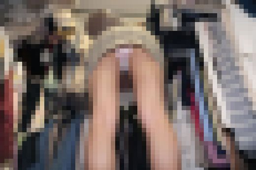 パンチラ隠し撮り日記～古着屋編～ロ○ラ似のハーフ美女　サンプル画像1