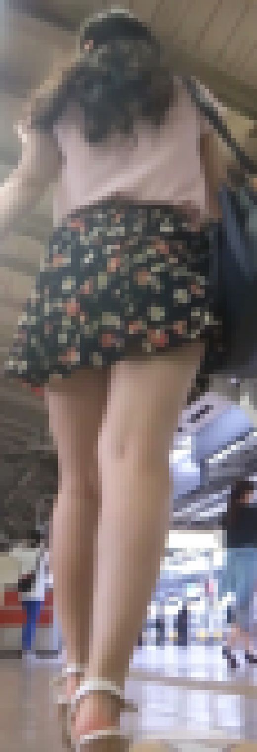 [★新作]パンチラ盗撮 モデル系女子 グレーのパンツに接近撮影　サンプル画像1