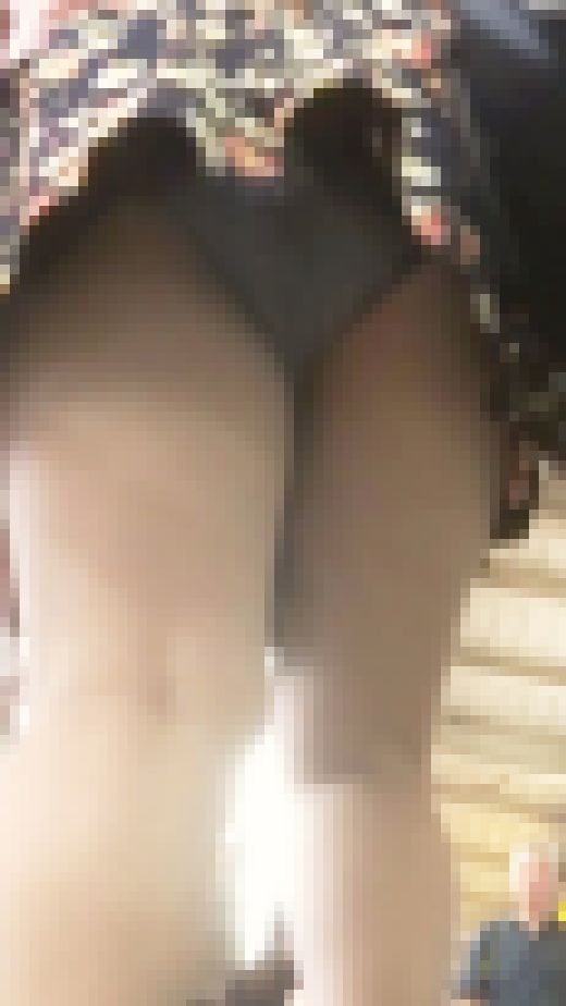 [★新作]パンチラ盗撮 モデル系女子 グレーのパンツに接近撮影　サンプル画像2