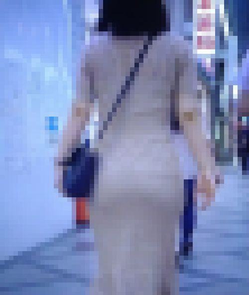 清楚系の美人お姉さんがタイトワンピ着てエロ尻密着させて歩いてるよ サンプル画像1