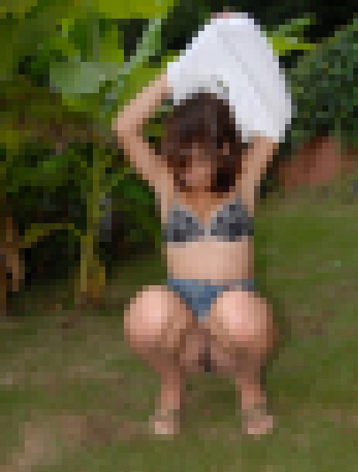 ◆素人投稿動画 ビキニ跡もかわいい日焼け女子が露出してザーメンをごくごく飲んじゃいます 【Part.01：ミニスカノーパンと野外　サンプル画像2