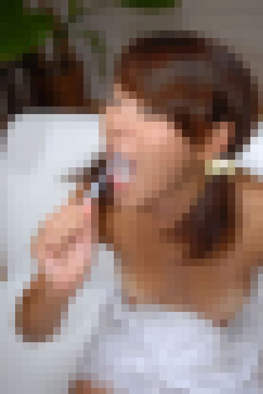 ◆素人投稿動画 ビキニ跡もかわいい日焼け女子が露出してザーメンをごくごく飲んじゃいます 【Part.06：搾り取ったザーメンで歯　サンプル画像3