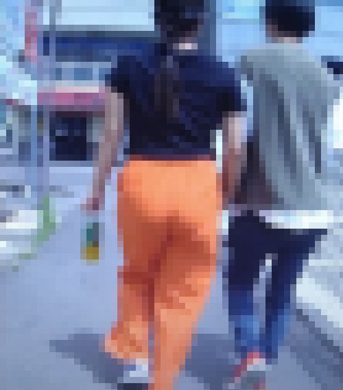 色っぽくて激カワな美人お姉さんがピタパン履いて美爆尻密着させて歩く姿がイヤらしい サンプル画像2