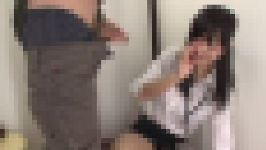 試着室の個室で裾上げに夢中な美人販売員に勃起チ●ポ見せてみた!File.1 サンプル画像2