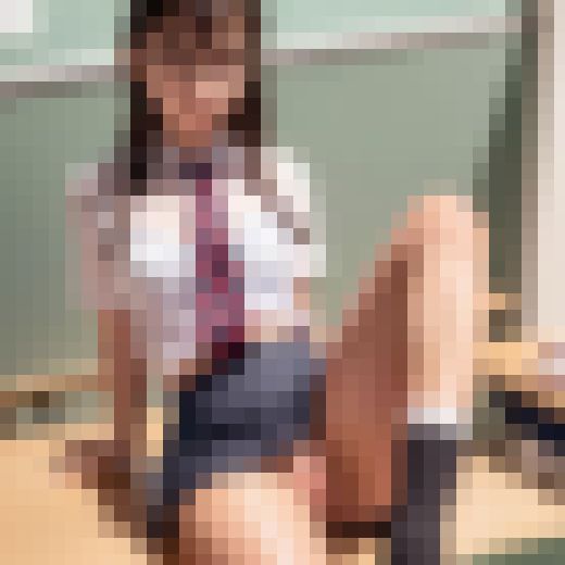 ★教室で撮ってる眼鏡女子がエロすぎる！★おっぱい 学生 部活 胸チラ パンチラ 生足 お尻　サンプル画像1