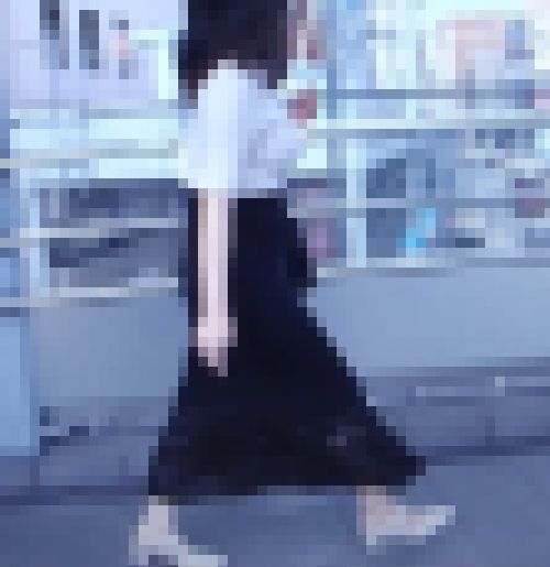 超美爆乳ドエロボディの美人お姉さんがタイトスカート履いて歩く姿がエロい　サンプル画像1