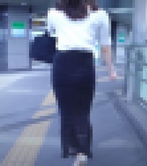 超美爆乳ドエロボディの美人お姉さんがタイトスカート履いて歩く姿がエロい　サンプル画像3