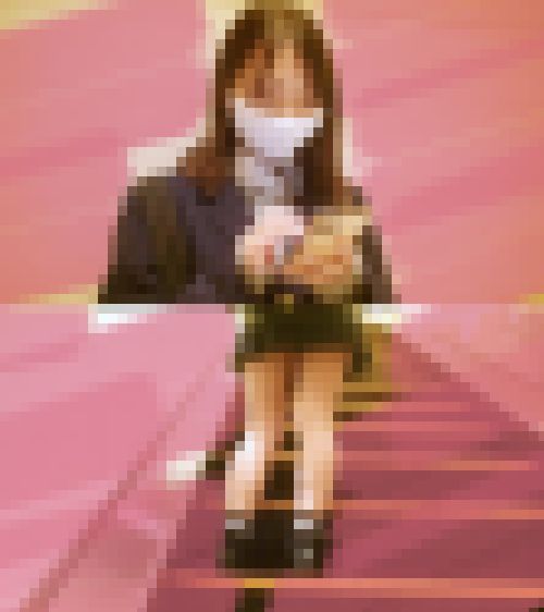 キレイなまん丸お尻のパイパンJ●！超敏感過ぎて電車内で潮吹き！何度も絶頂して最後は中出しｗ　サンプル画像1