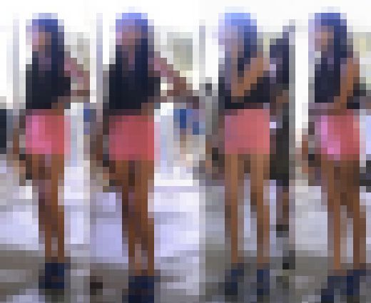 【究極の短さww超ミニスカでナマ脚を魅せつけるお姉さんを盗撮!】 サンプル画像1