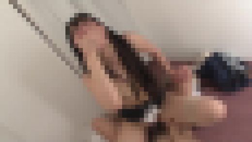 試着室の個室で裾上げに夢中な美人販売員に勃起チ●ポ見せてみた!File.3 サンプル画像3