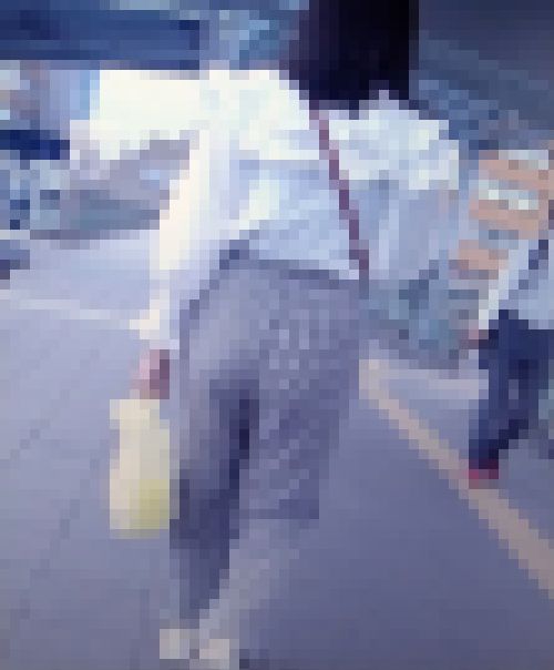 激カワ美女がピタパン履いてモッコリ美巨尻膨らませて歩く姿がイヤらしい　サンプル画像1
