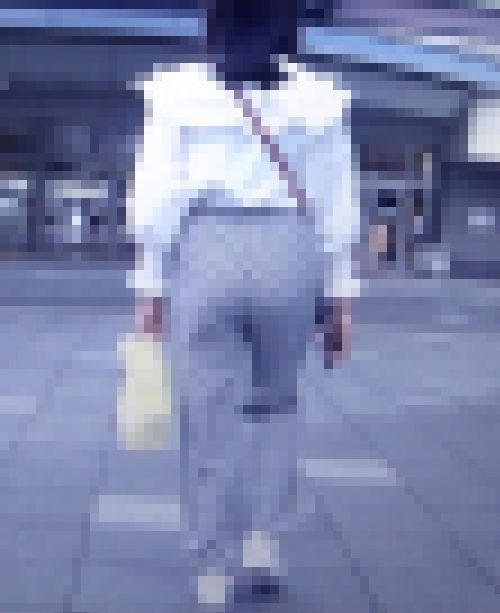 激カワ美女がピタパン履いてモッコリ美巨尻膨らませて歩く姿がイヤらしい　サンプル画像3
