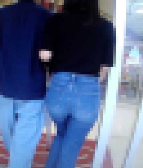 イヤらしい極上美人お姉さんがデニムに美巨尻肉を密着させて歩く姿にフル勃起 サンプル画像1