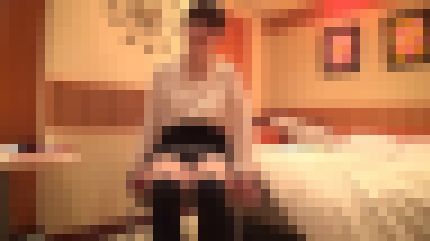 色白美乳で童顔の20歳女子大生が膣奥を執拗に突かれ快感に顔を歪める サンプル画像1