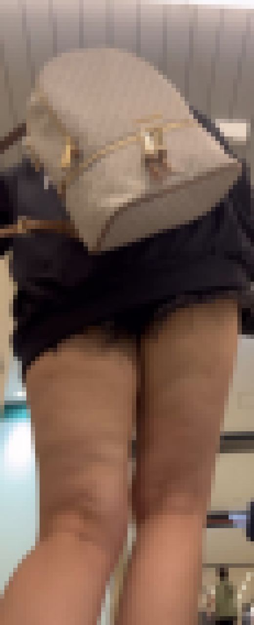 ショートパンツにムチムチな生足が魅力な美女　サンプル画像1