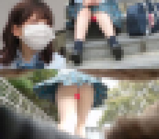 ♯8え!?バレた!? 大接近からのガン見!!ぷっくり系マ●コ青チェJ●ちゃん追跡撮り!!　サンプル画像1