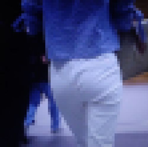 スタイル抜群の長身美脚プリ尻美女がピタパン履いて歩く姿が魅力的　サンプル画像1