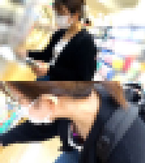 #343 メガネ女子が屈んだ隙に一気に胸元に突っ込む匠の技【胸ちら】 サンプル画像2