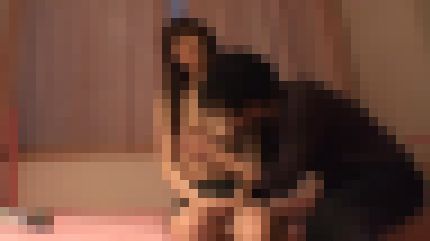 面接をしたばかりの24歳人妻が緊張しながらも挿入され本気で感じて喘ぐ　サンプル画像1