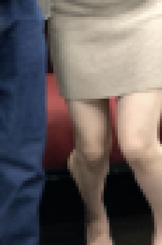 彼氏と一緒だからと油断するミニスカすぎる美女 サンプル画像2